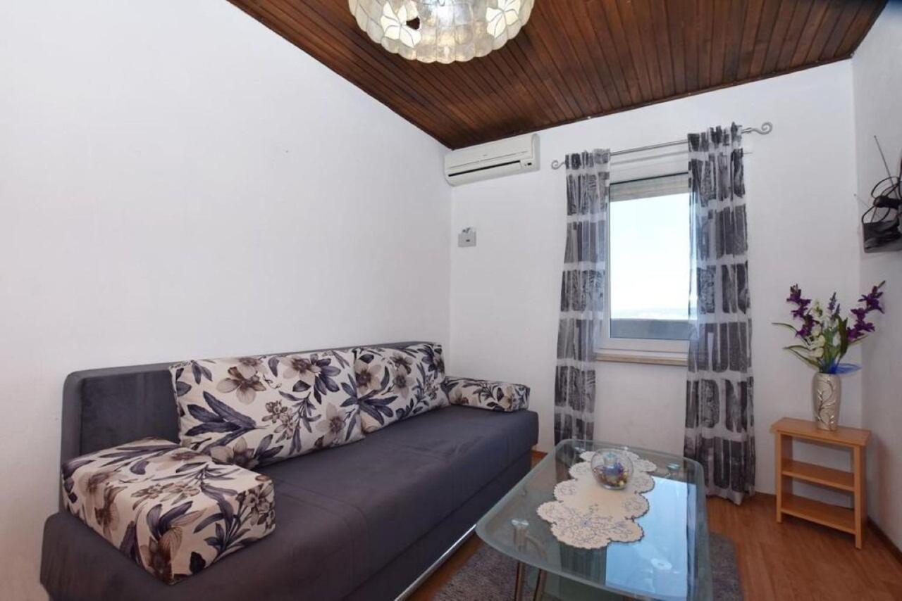 Apartment Rene Оміш Екстер'єр фото